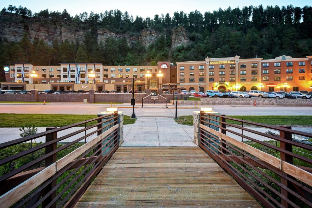 Tru By Hilton Deadwood - Housity
