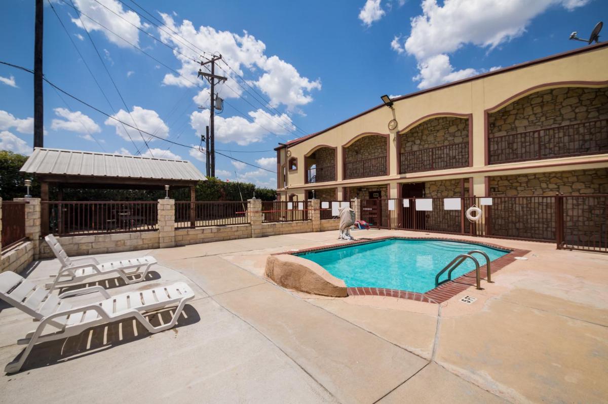 Americas Best Value Inn Buda - Housity