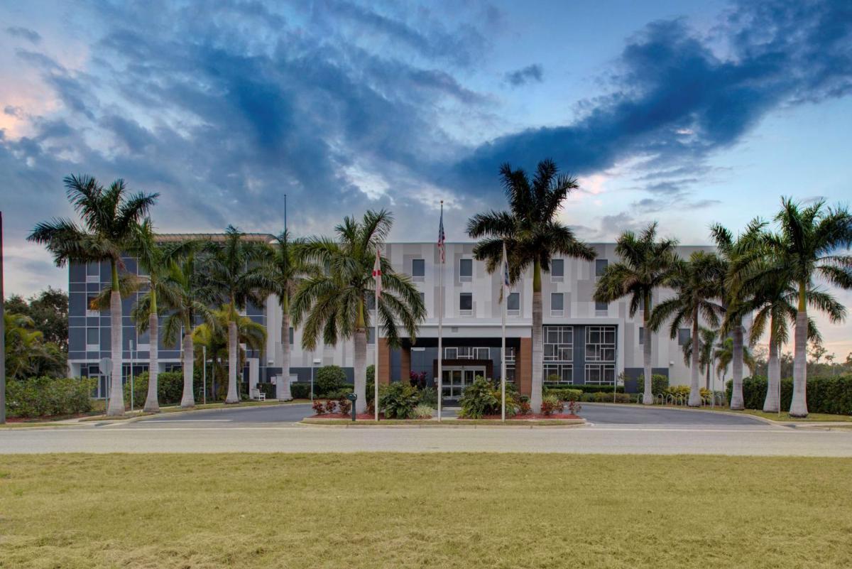 Hampton Inn & Suites Sarasota / Bradenton - Airport - Housity