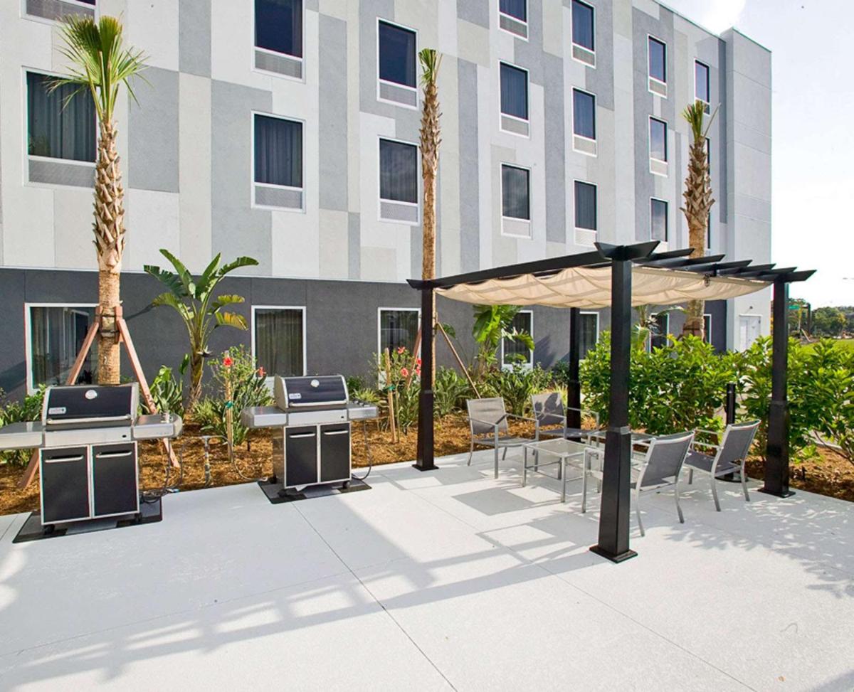 Hampton Inn & Suites Sarasota / Bradenton - Airport - Housity