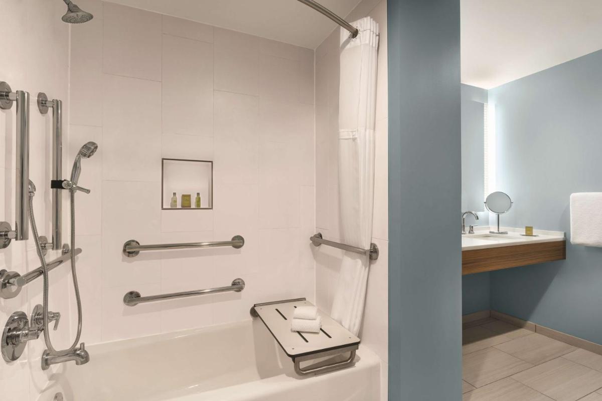 DoubleTree by Hilton Tampa Rocky Point Waterfront - Housity