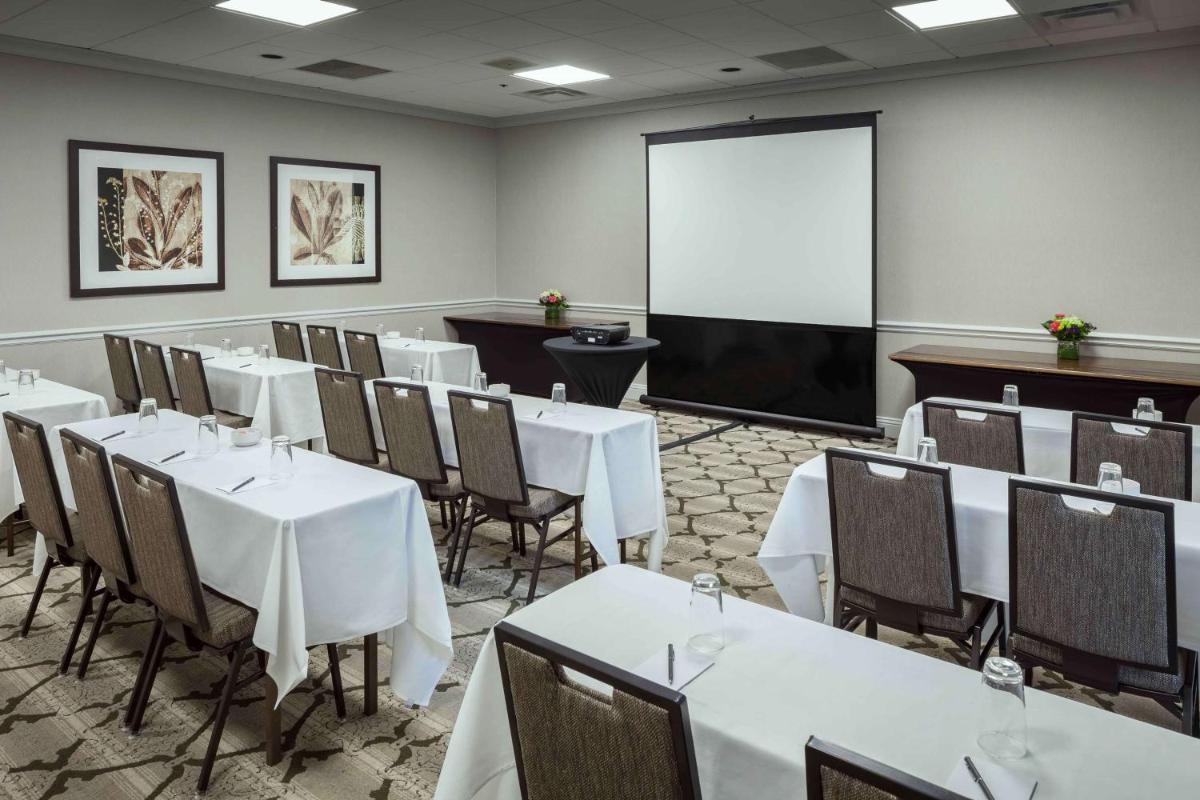 Hilton Suites Brentwood - Housity