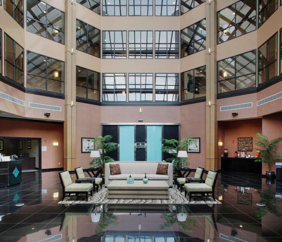 DoubleTree Suites by Hilton Bentonville - Housity