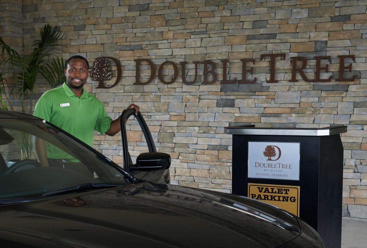 DoubleTree by Hilton Dearborn - Housity
