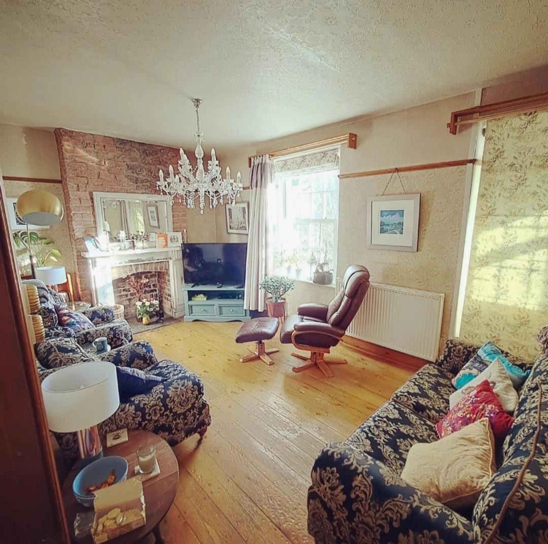 Room in a Cosy Cottage close to Cardiff City Centre - Housity