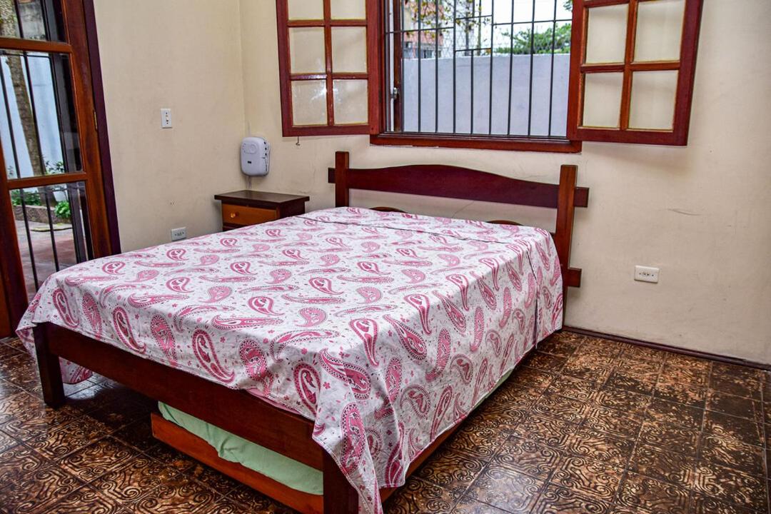 Casa c piscina e churrasqueira no Guarujá - SP - Housity