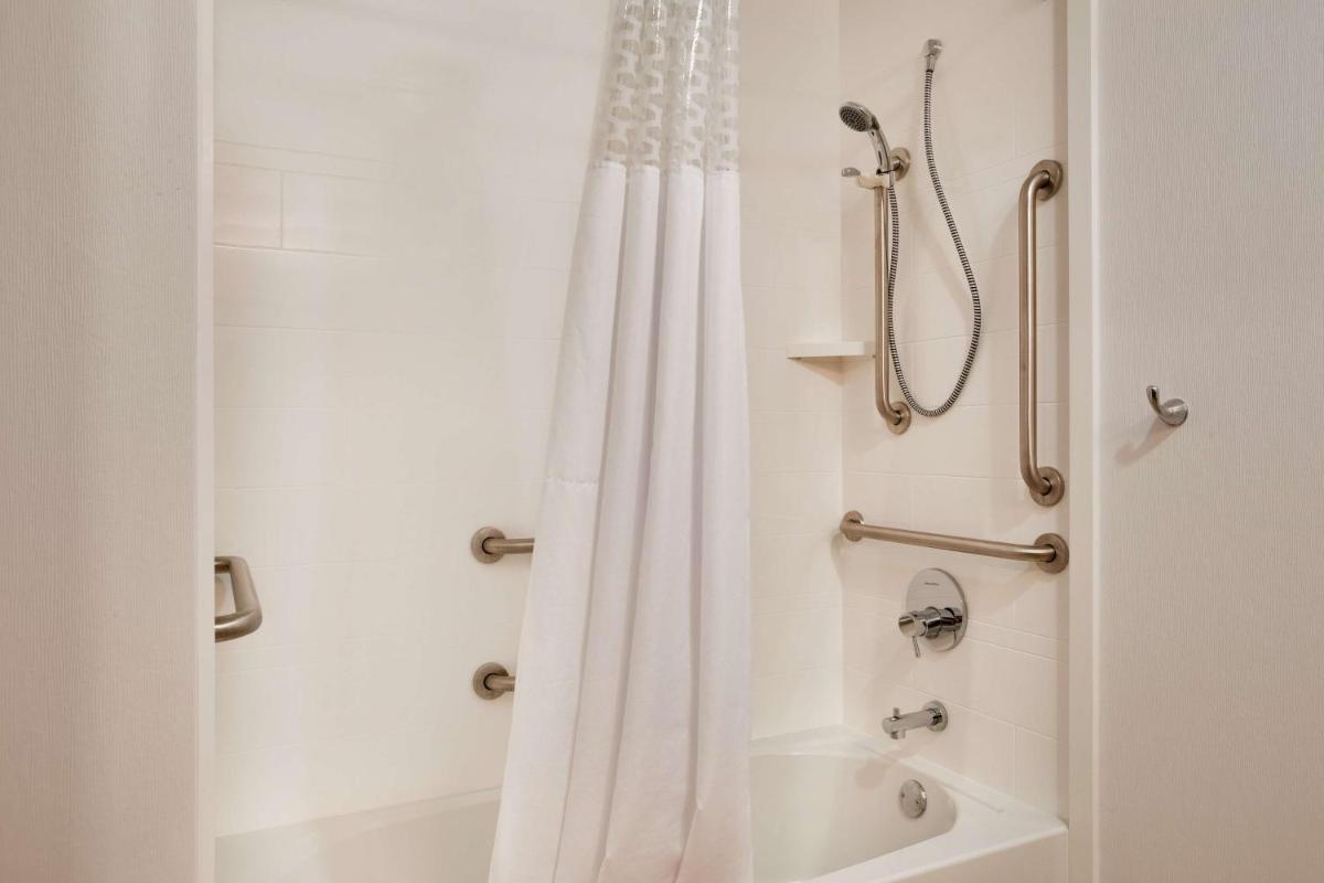 Hampton Inn & Suites Cleveland-Independence - Housity