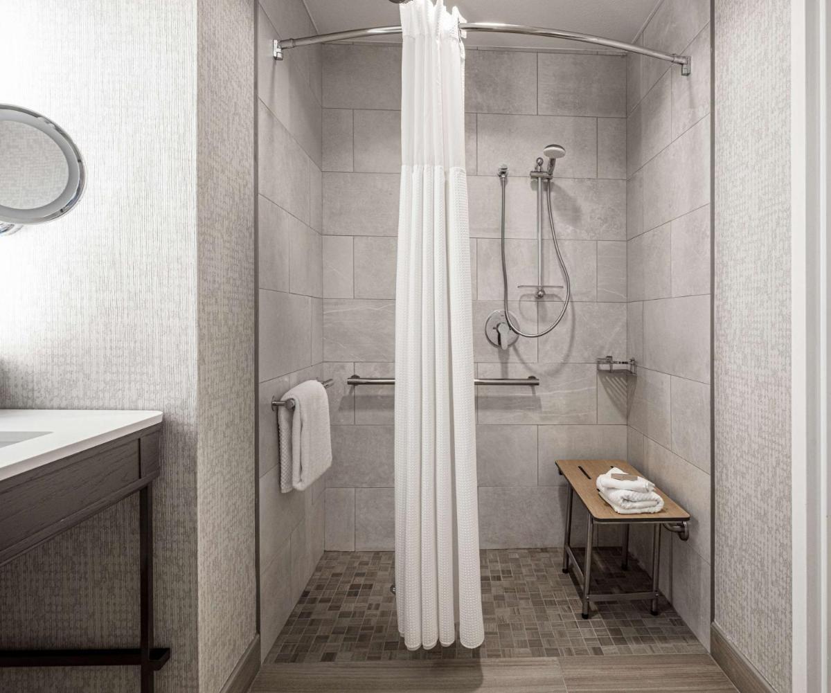 Hilton Austin Airport - Housity