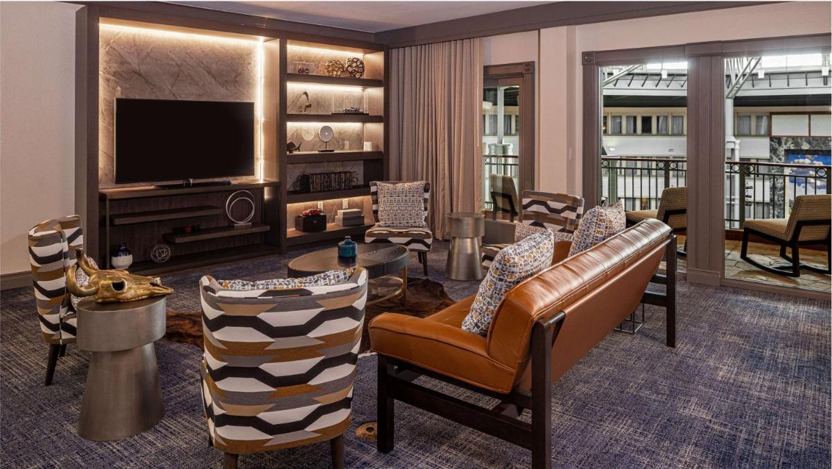 Hilton Austin Airport - Housity