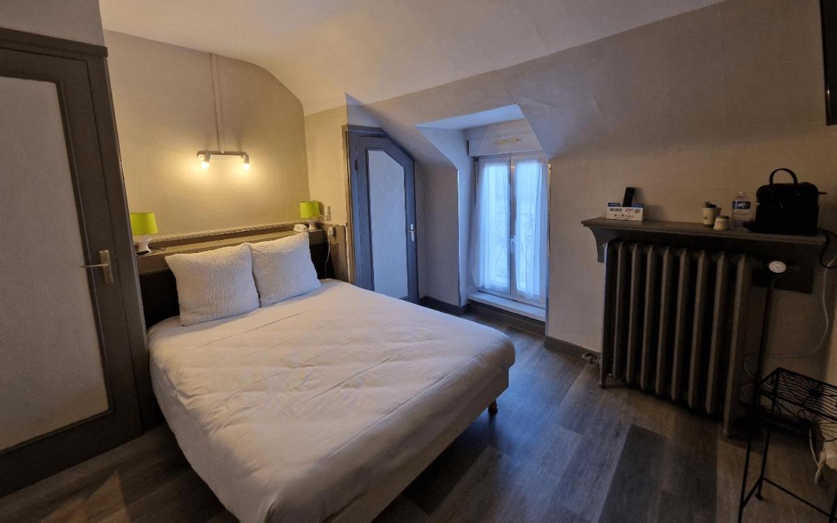 Un ou plusieurs lits dans un hébergement de l'établissement Logis Central Hôtel - Restaurant & Spa