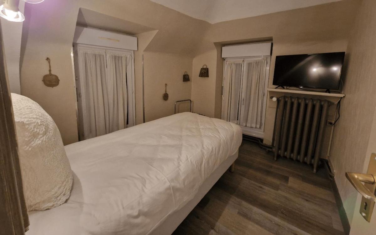 Un ou plusieurs lits dans un hébergement de l'établissement Logis Central Hôtel - Restaurant & Spa
