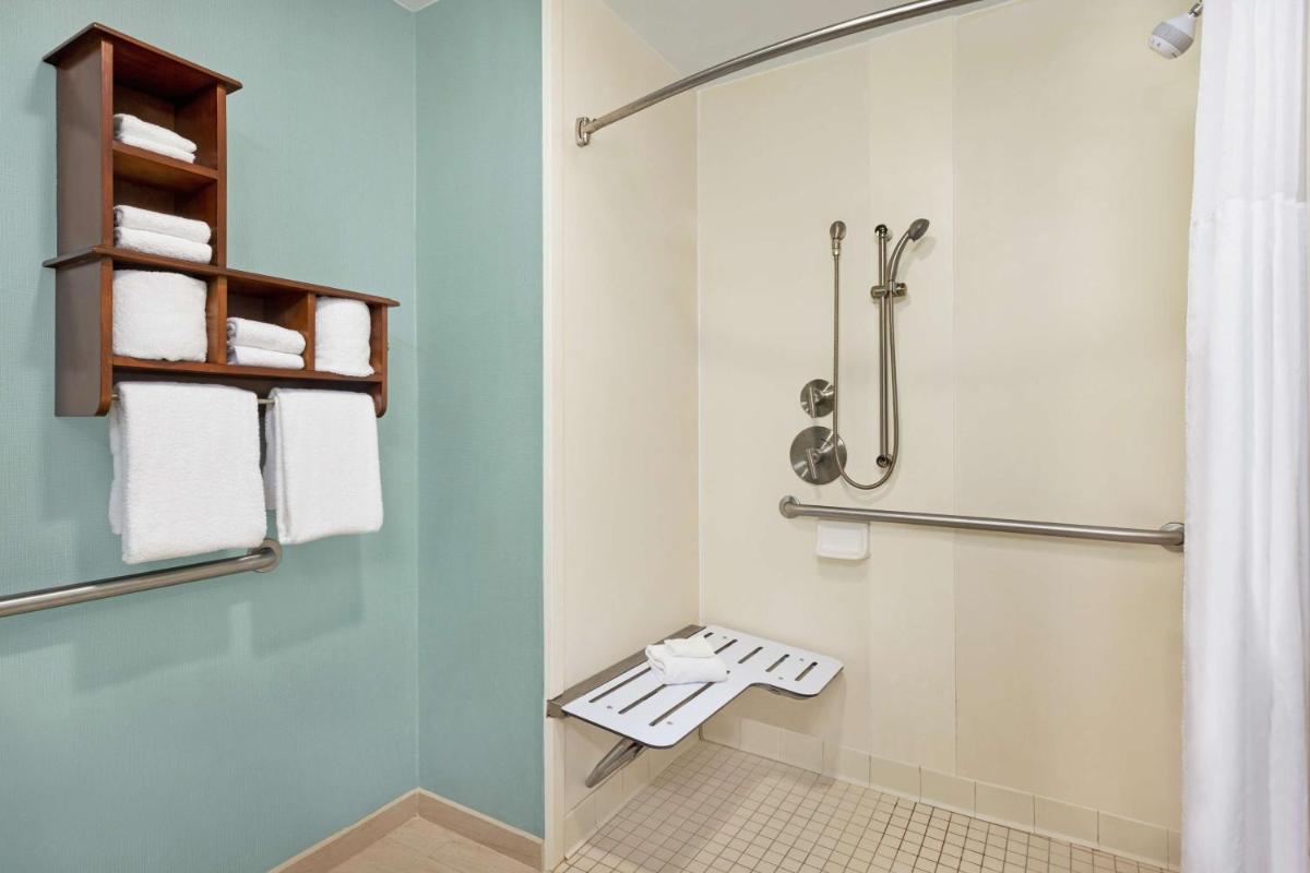 Hampton Inn & Suites Outer Banks/Corolla - Housity