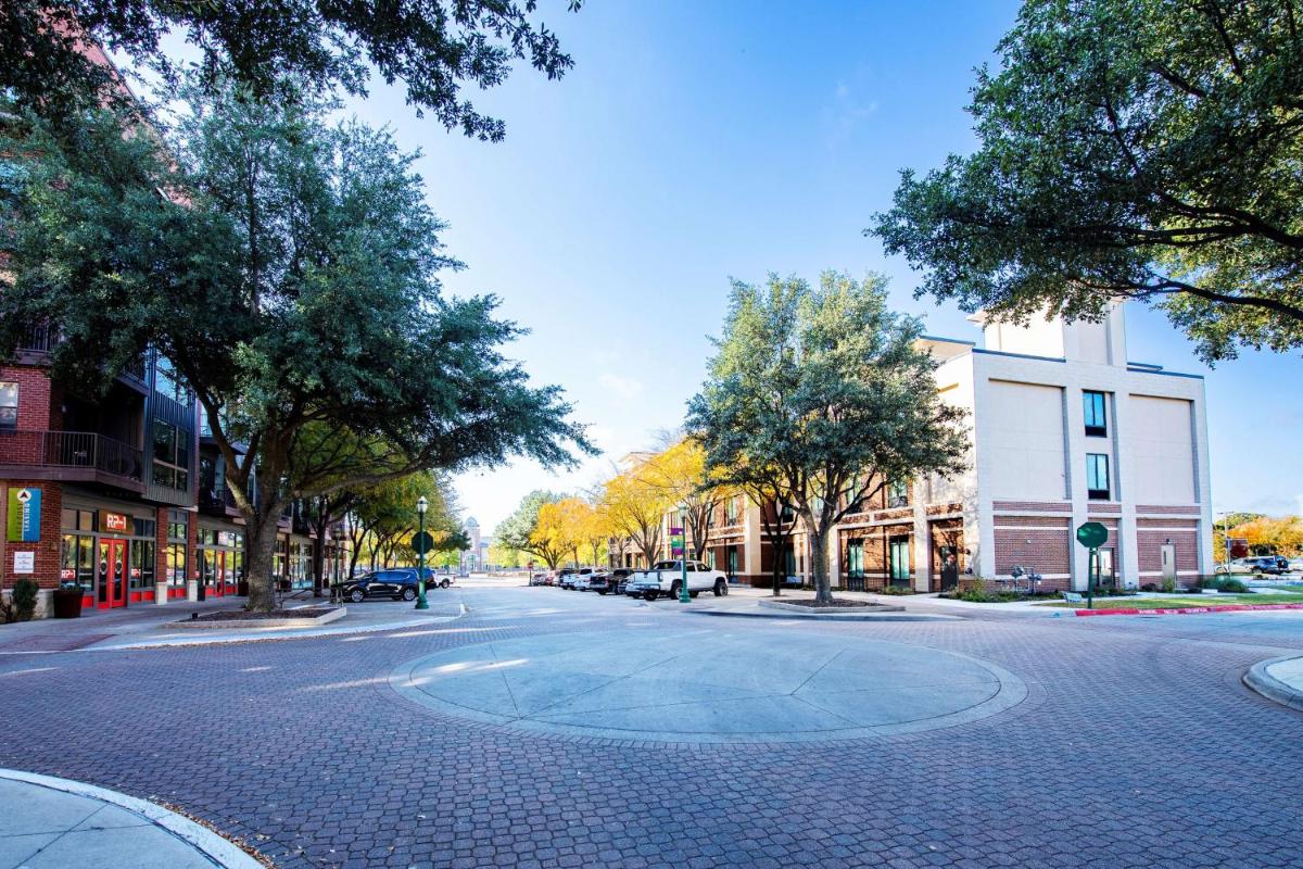 Hampton Inn & Suites Keller Town Center - Housity
