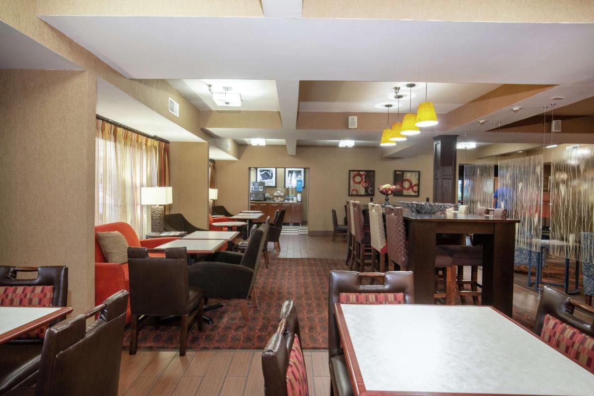 Hampton Inn St. Louis/Collinsville - Housity