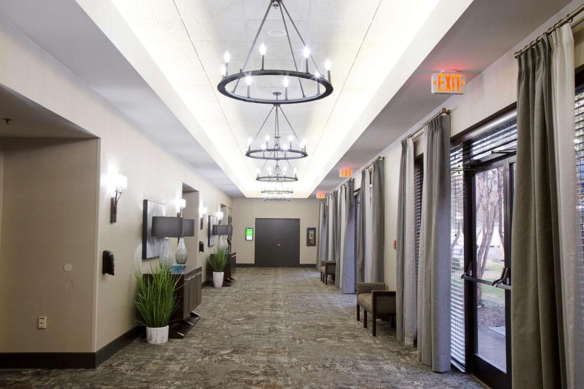 DoubleTree by Hilton Jackson - Housity