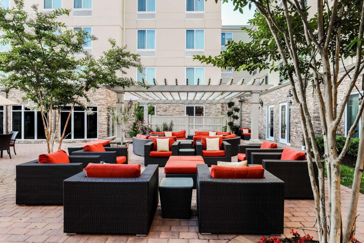 Hilton Garden Inn Melville - Housity