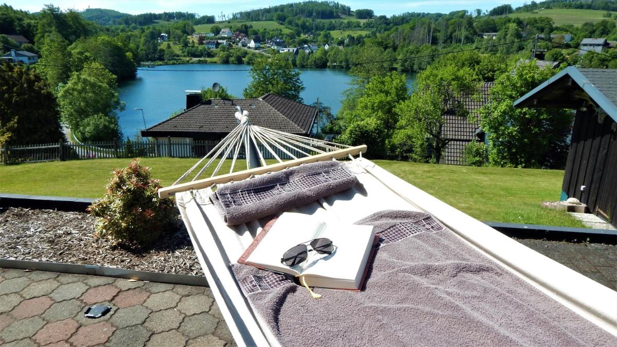 Exklusive Ferienwohnung 'Agger-Blick' mit großer Seeblick-Terrasse & Sauna - Housity