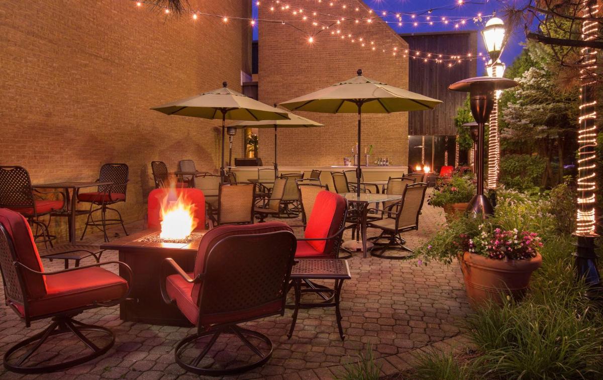 Hilton Chicago/Northbrook - Housity