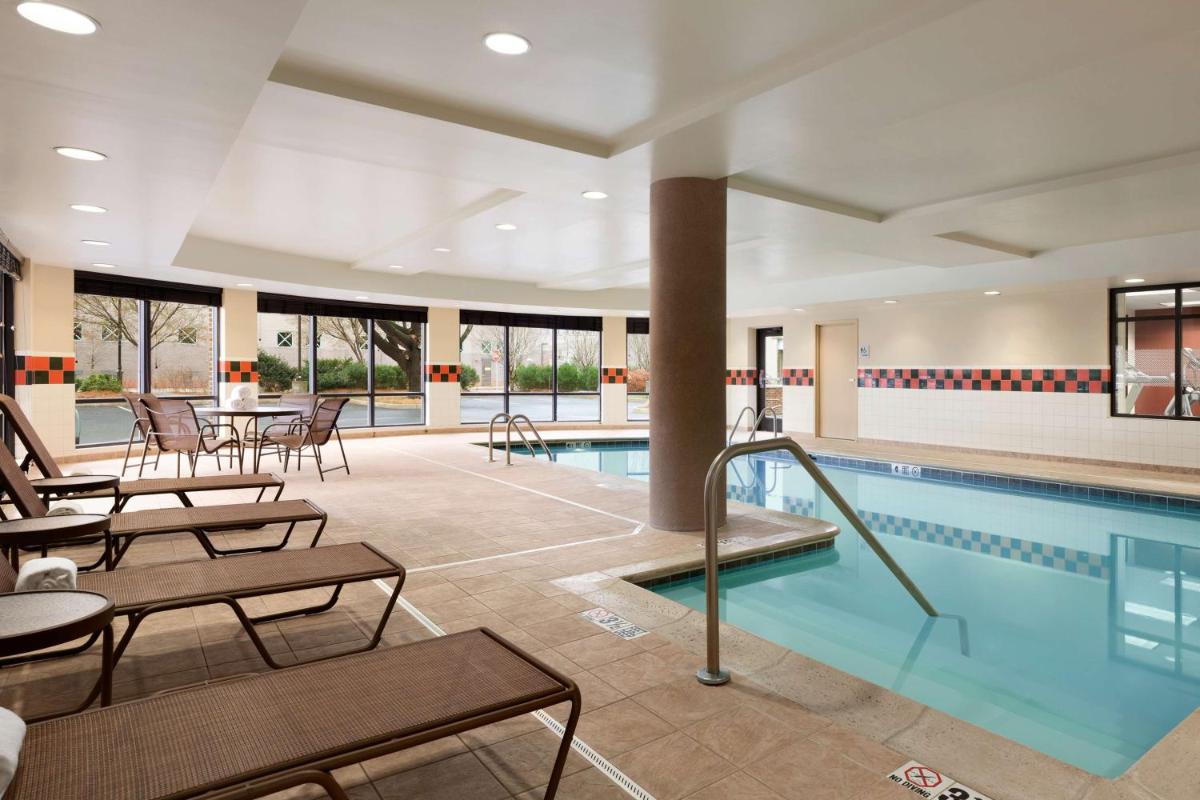 Hampton Inn & Suites East Hartford - Housity