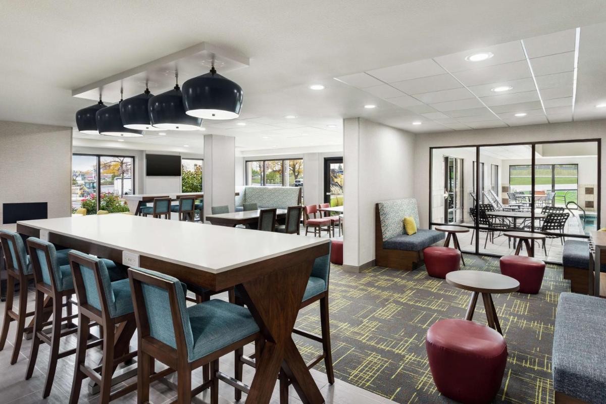 Hampton Inn Milwaukee Brookfield - Housity