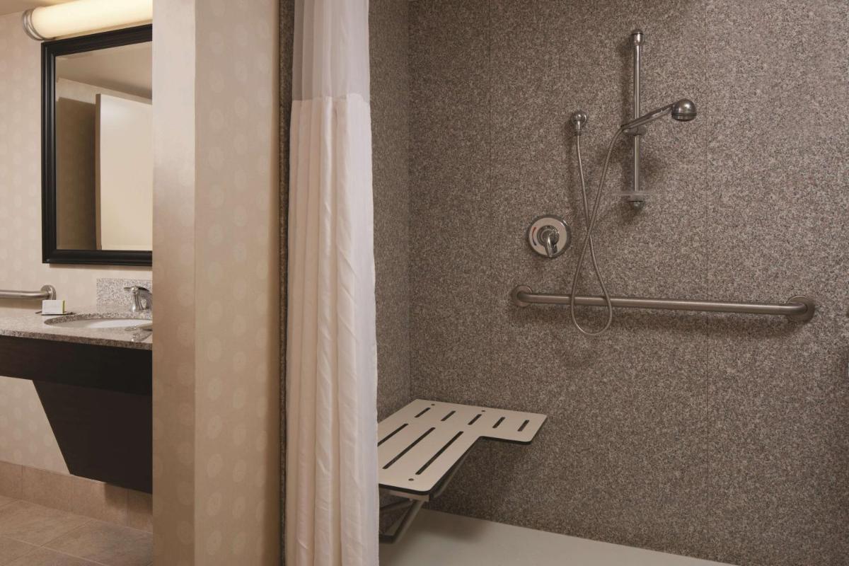 DoubleTree by Hilton Pittsburgh Monroeville Convention Center - Housity