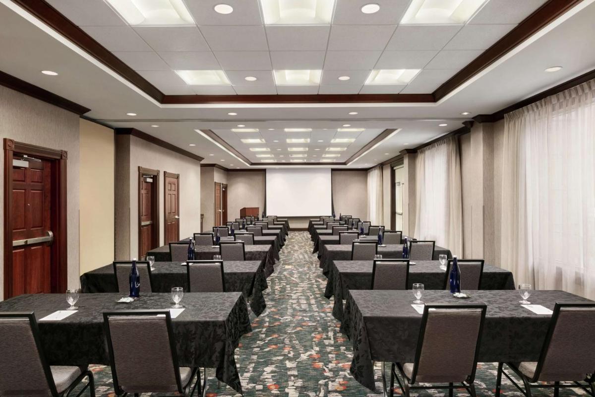 Hampton Inn & Suites Washington-Dulles International Airport - Housity