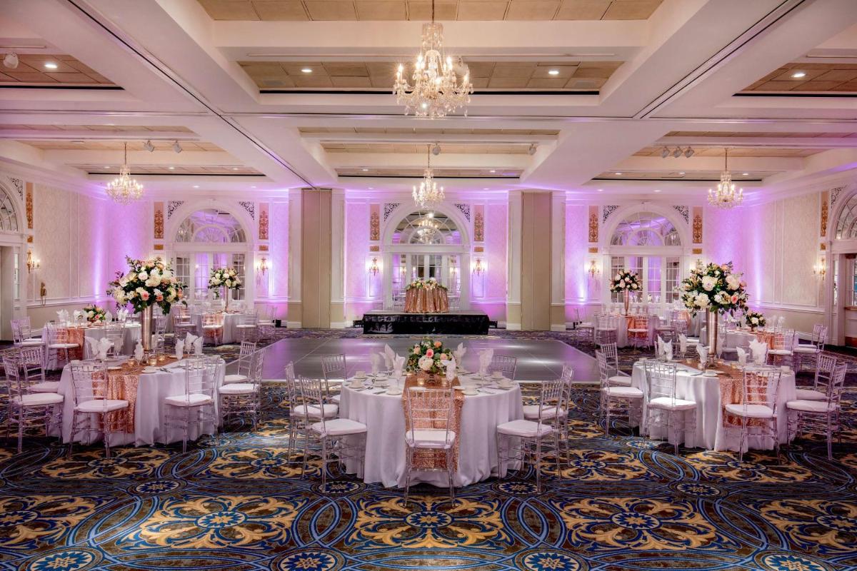Hotel Roanoke & Conference Center, Curio Collection by Hilton - Housity
