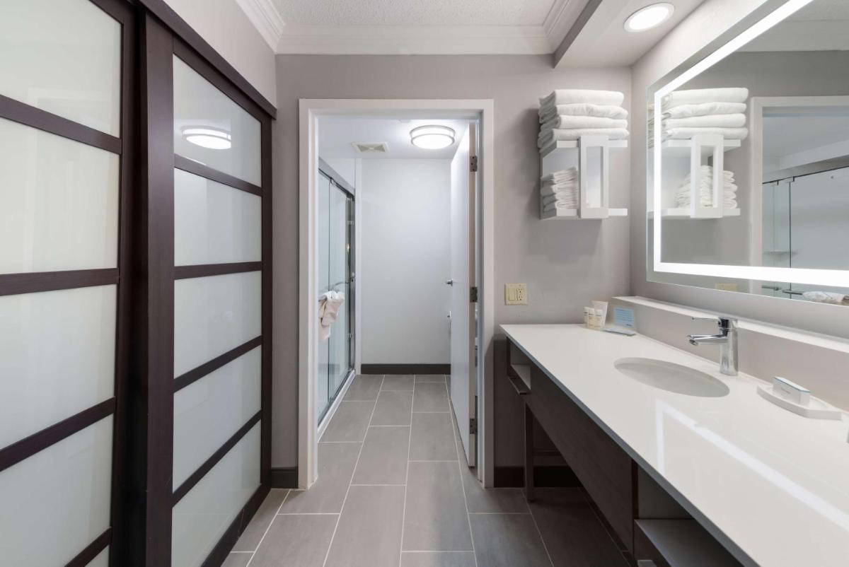 Hampton Inn & Suites Chicago-Hoffman Estates - Housity