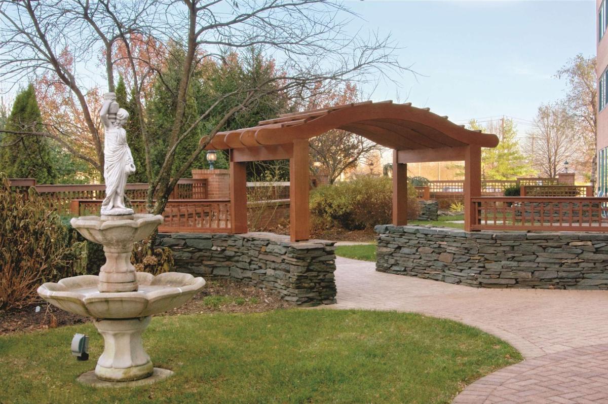 Hilton Long Island/Huntington - Housity