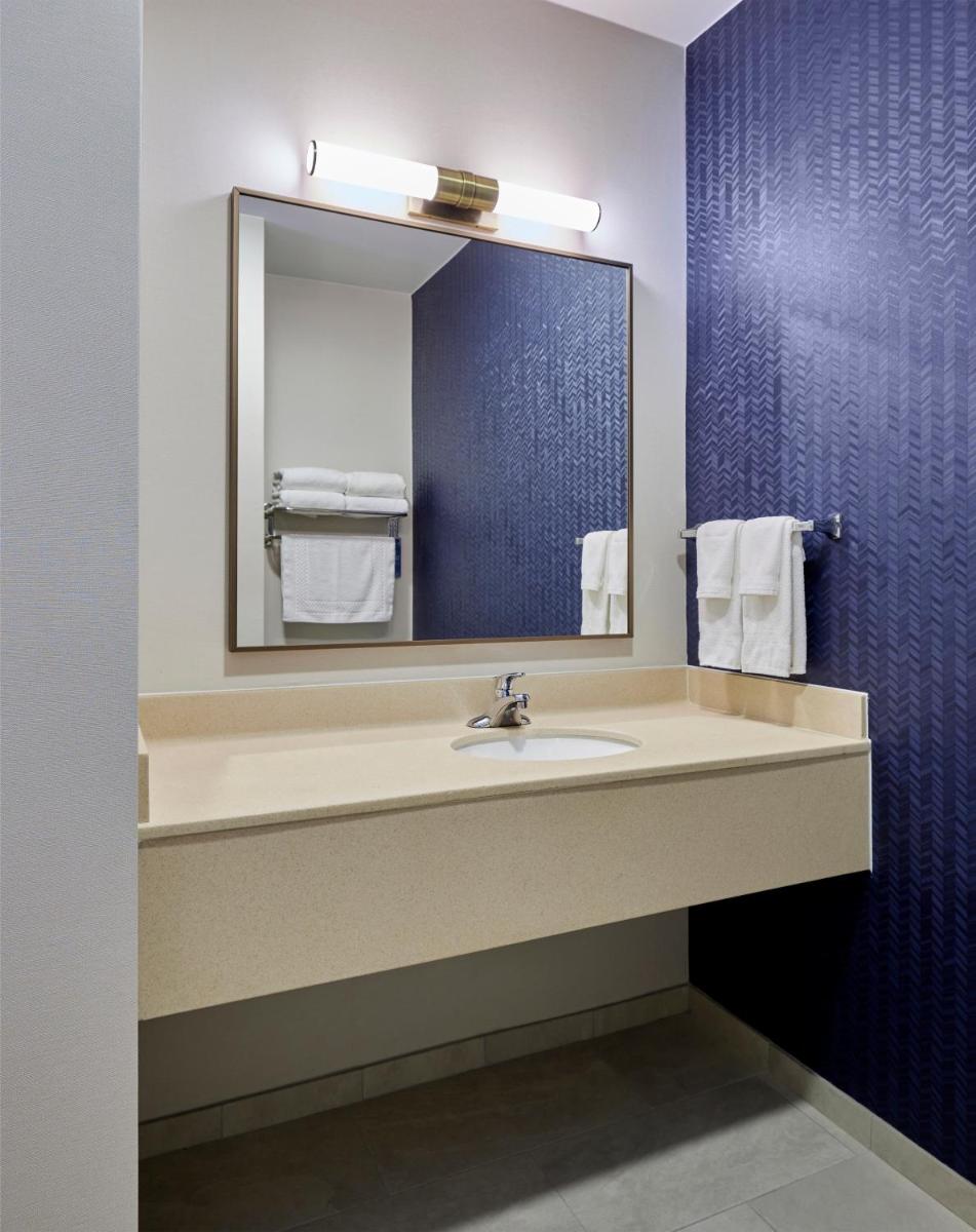 Fairfield Inn & Suites Burlington - Housity