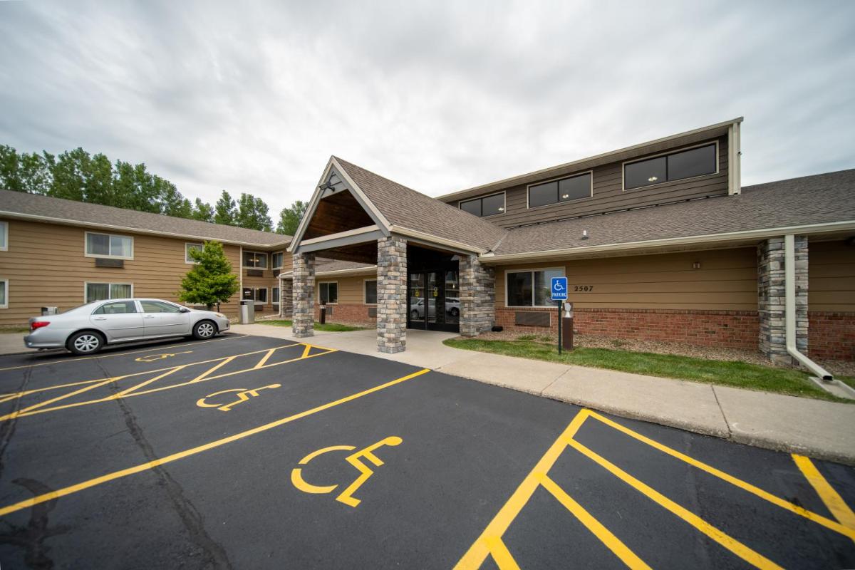 AmericInn by Wyndham Ames - Housity