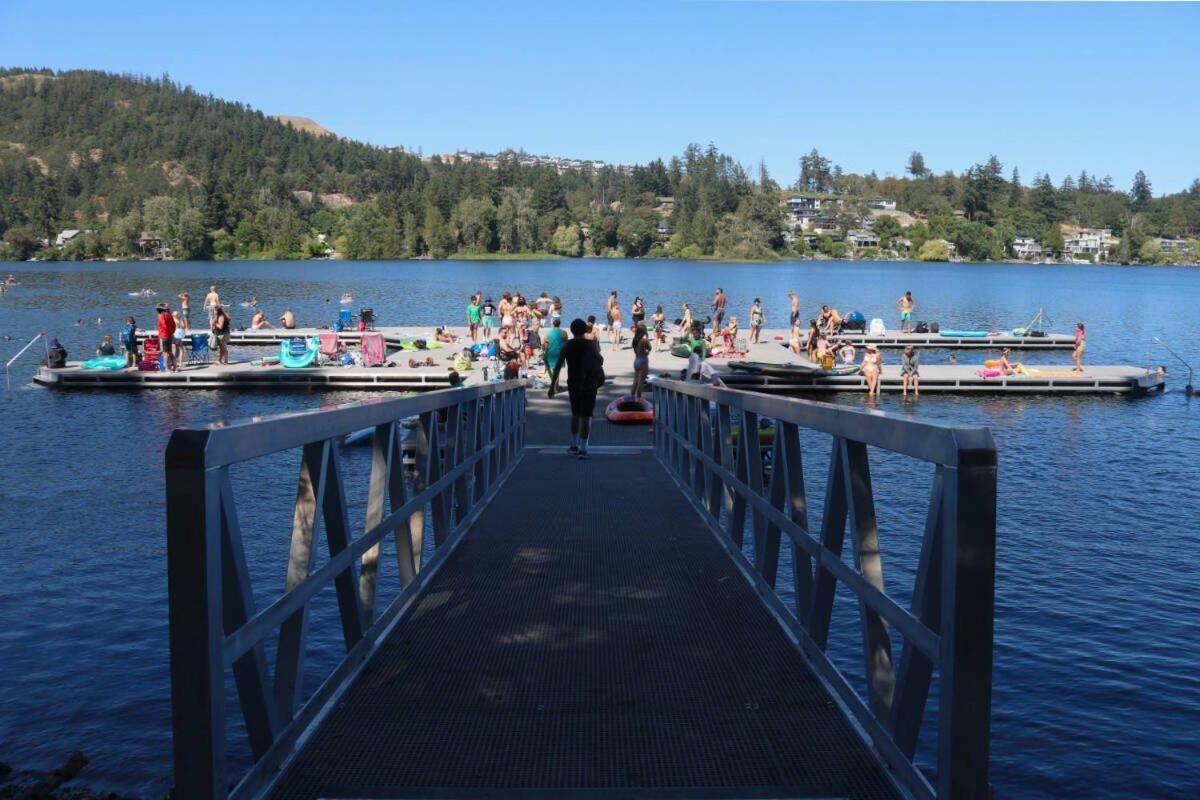 Modern 2BR Townhouse by shoreline of Langford Lake - Housity
