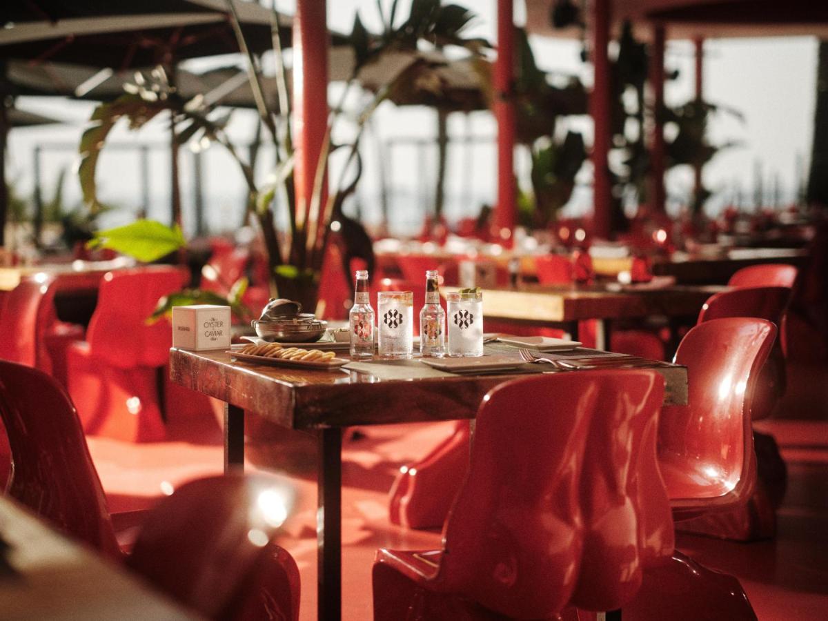 Un restaurante o sitio para comer en The Unexpected Ibiza Hotel - Ushuaïa Club entrance included