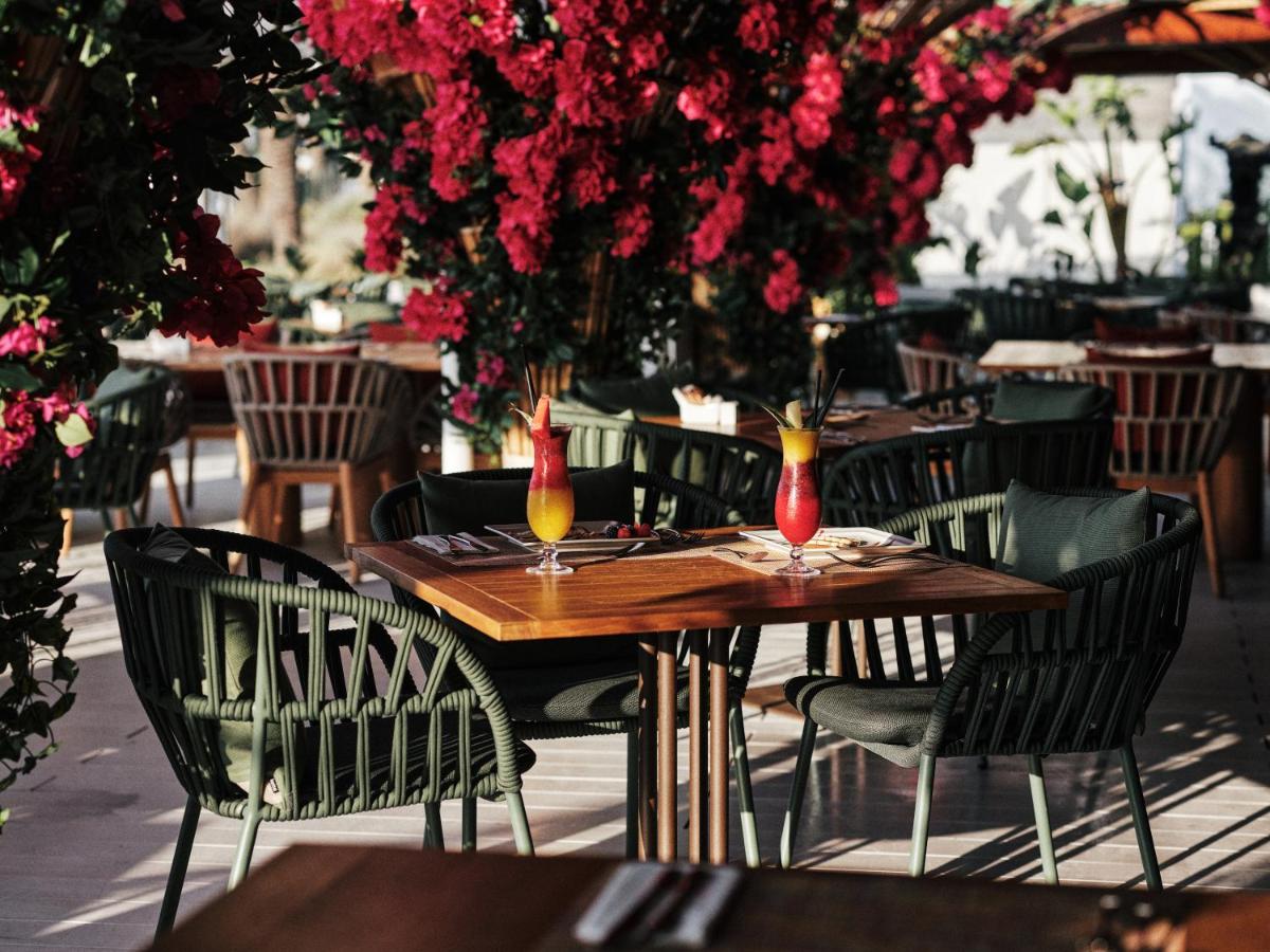 Un restaurante o sitio para comer en The Unexpected Ibiza Hotel - Ushuaïa Club entrance included