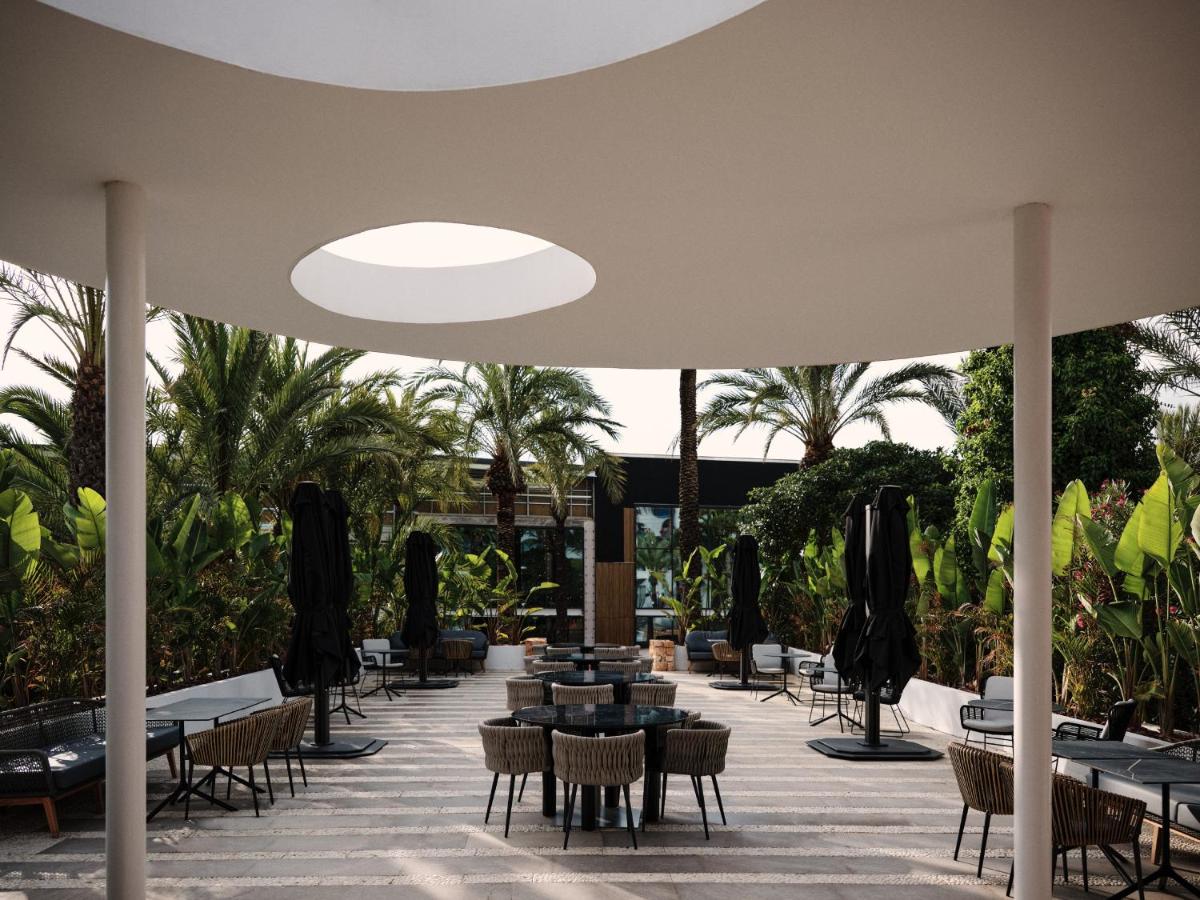 Un restaurante o sitio para comer en The Unexpected Ibiza Hotel - Ushuaïa Club entrance included