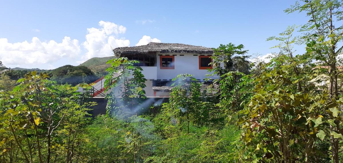 La villa blanche 1er étage TSIMAHARIVAGNA - Housity