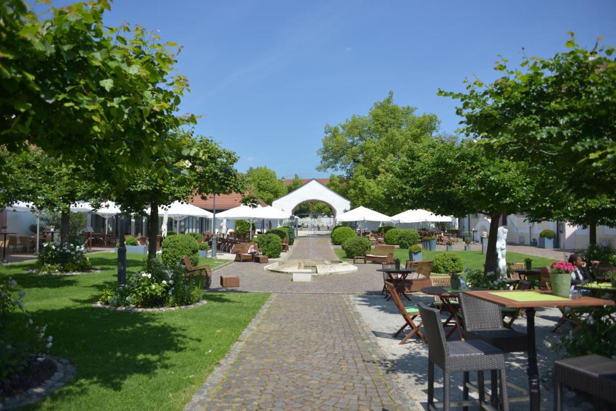 Schloss Reinach - Housity