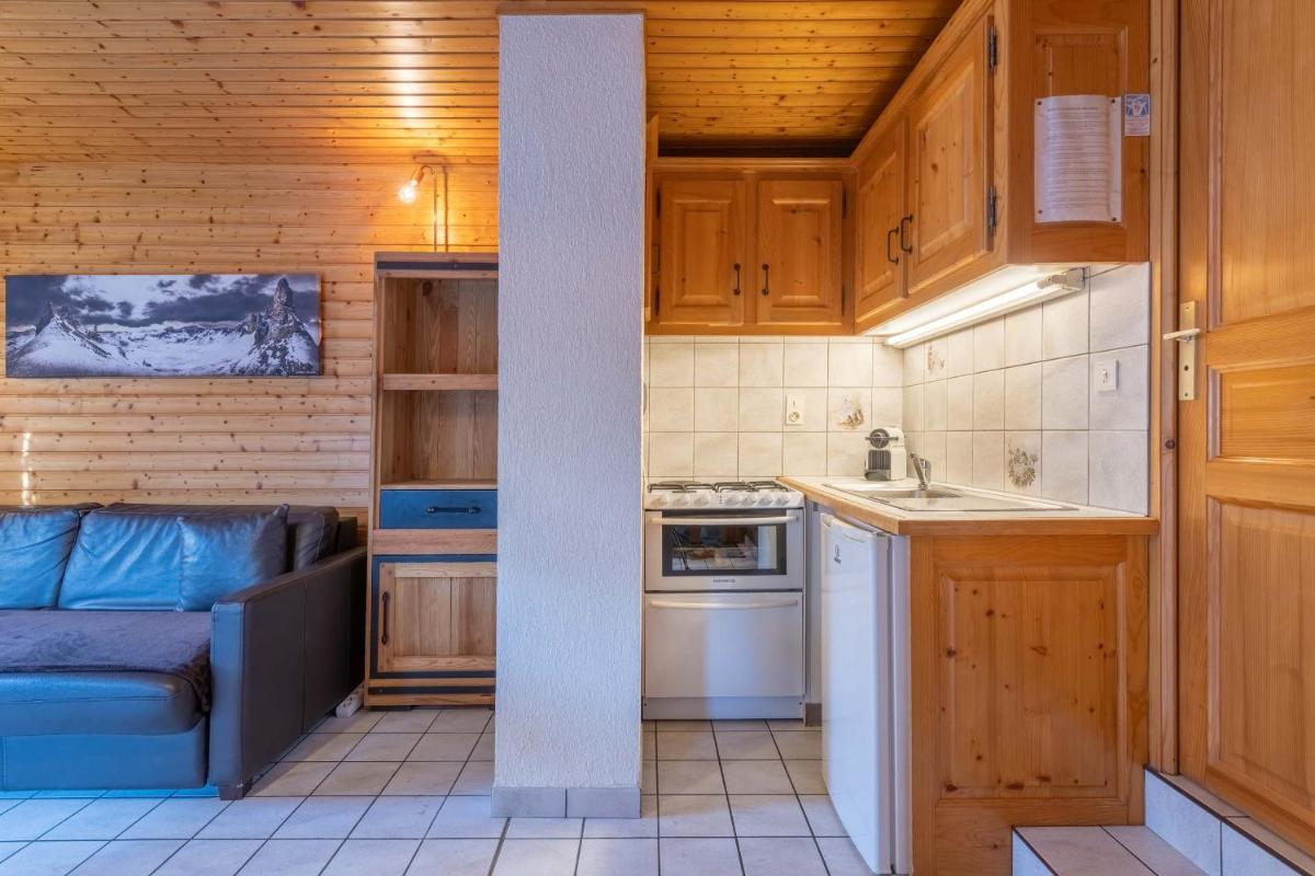Cuisine ou kitchenette dans l'établissement Hôtel Les Côtes, Résidence Loisirs et Chalets