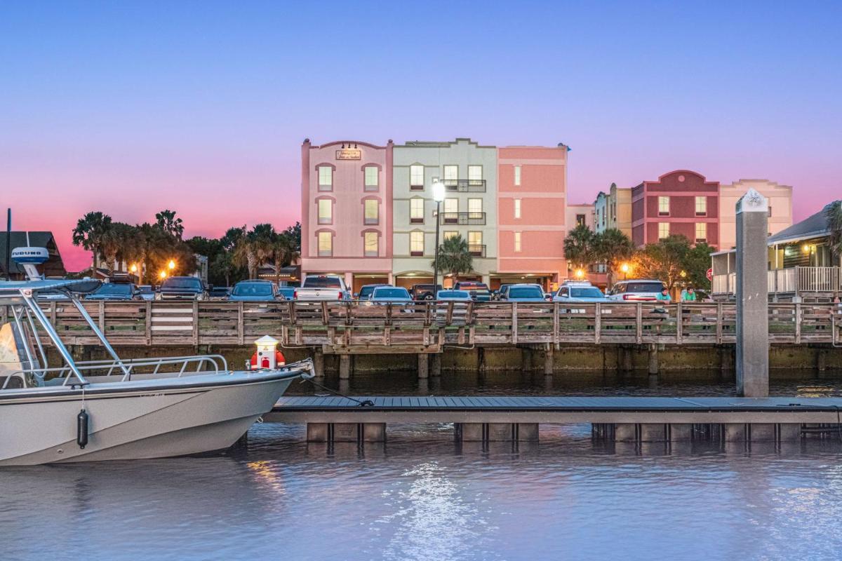 Hampton Inn & Suites Amelia Island-Historic Harbor Front - Housity