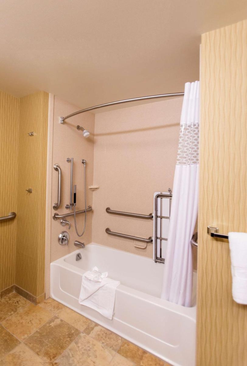 Hampton Inn Marquette-Waterfront - Housity