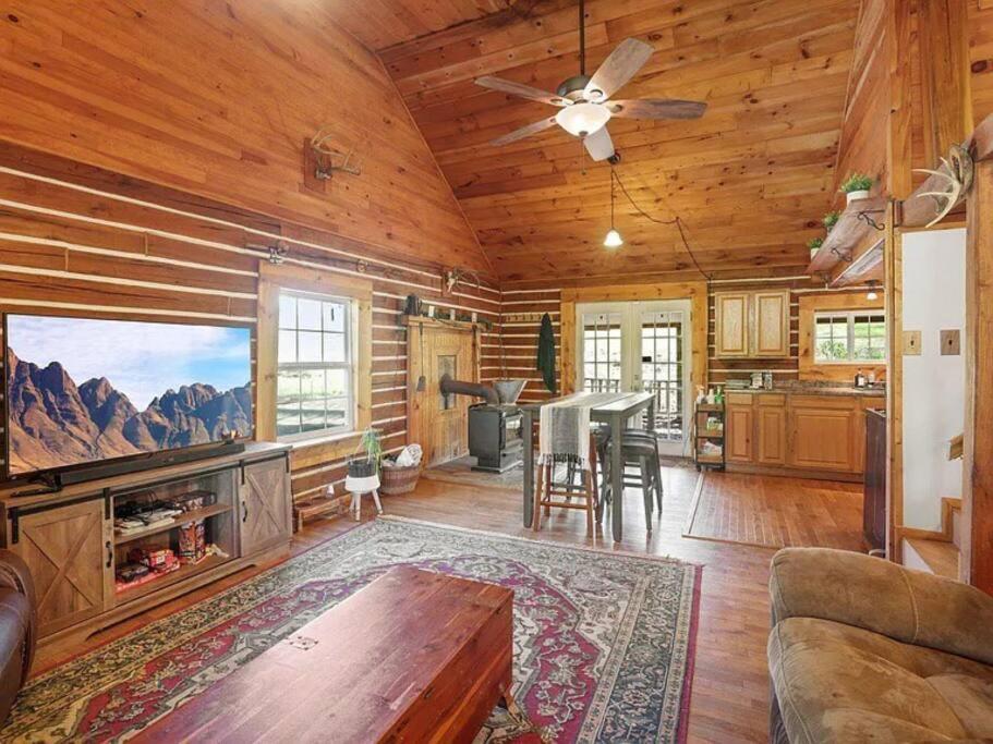 Peaceful Cabin Near Hocking Hill - Housity