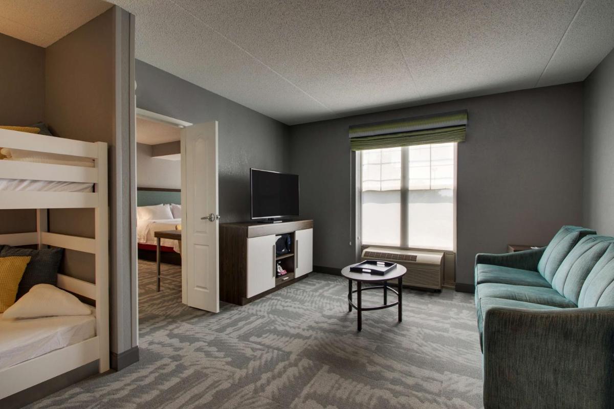 Hampton Inn & Suites Chicago/Aurora - Housity