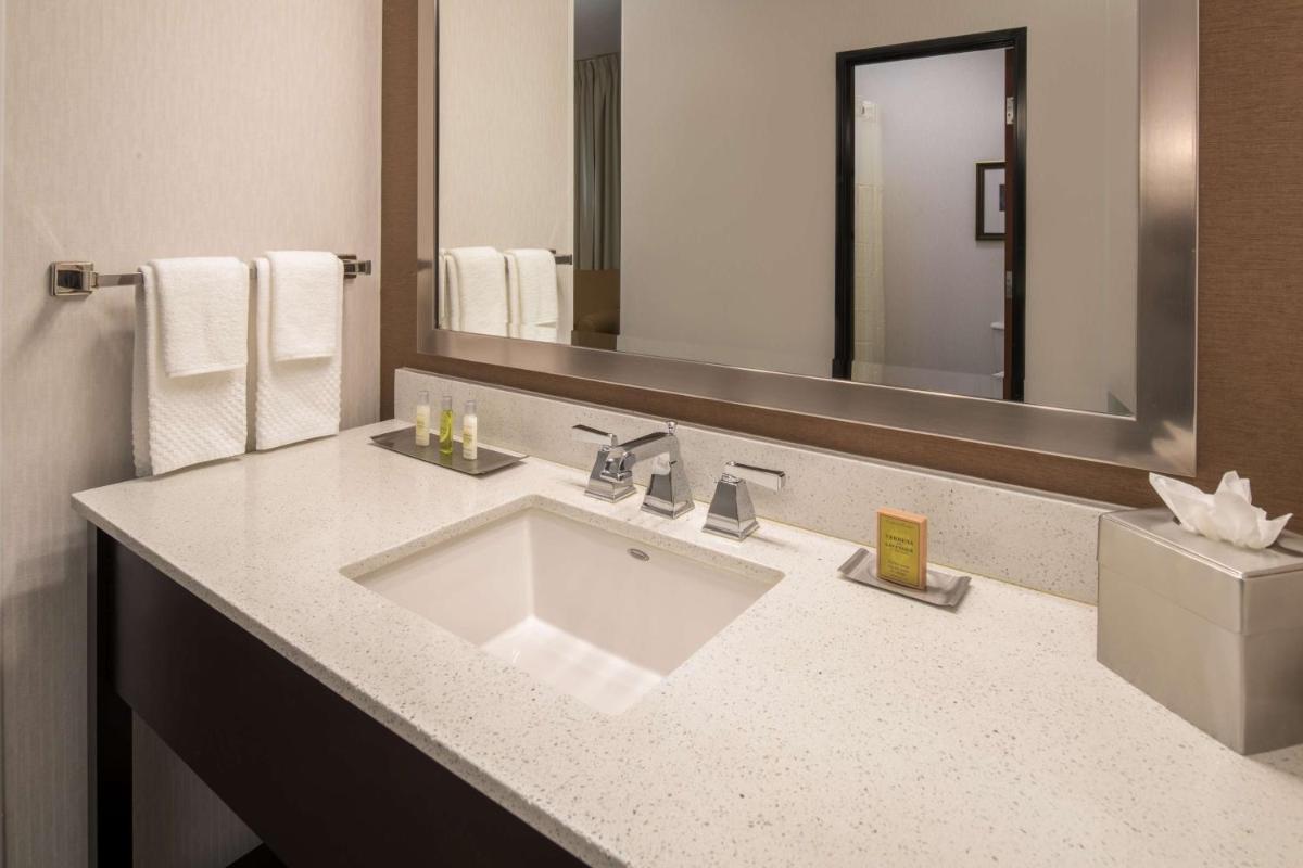 DoubleTree by Hilton Vancouver - Housity