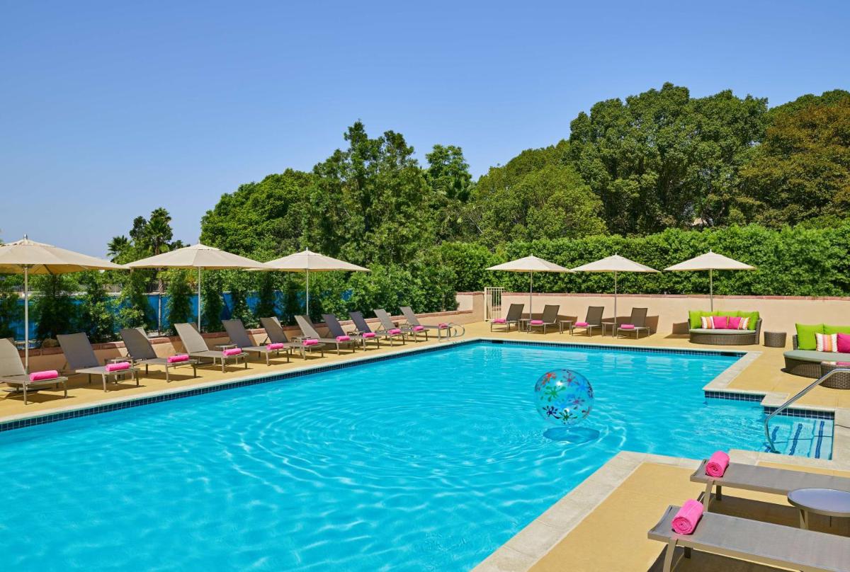 Hilton Los Angeles North-Glendale & Executive Meeting Center - Housity