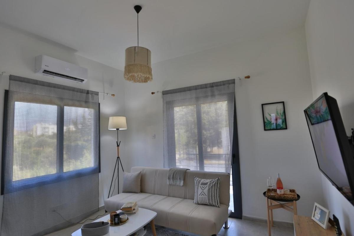 Suitetrails - Stunning Seaview Haven 3 min to Beach in Lapta