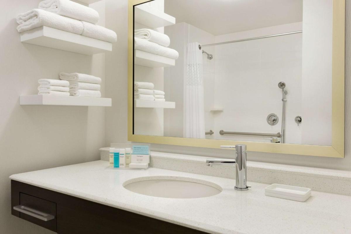 Hampton Inn By Hilton North Olmsted Cleveland Airport - Housity