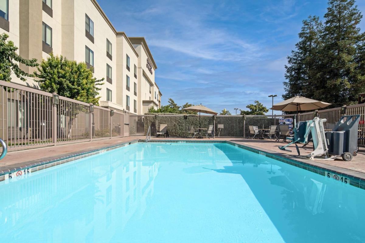 Hampton Inn and Suites Bakersfield / Highway 58 - Housity