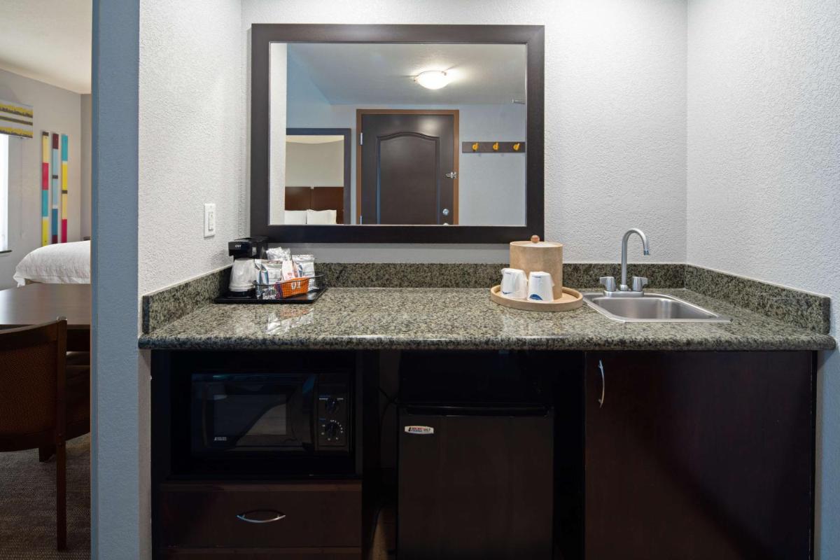 Hampton Inn and Suites Bakersfield / Highway 58 - Housity