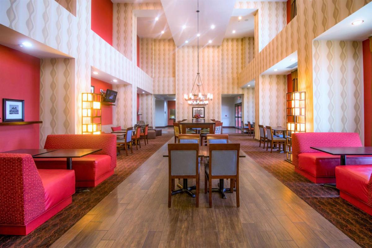 Hampton Inn & Suites Bastrop - Housity