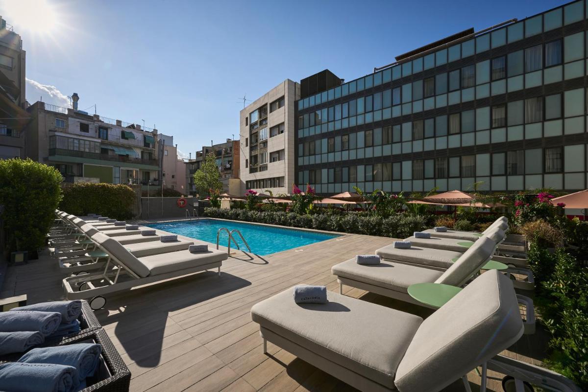 Un hotel con piscina y tumbonas y un edificio. en Catalonia Ramblas 4* Sup, en Barcelona